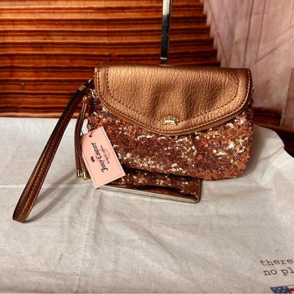 Juicy Couture Handbags - NWT Juicy Couture Rose Gold Sequin Wristlet, perfect for any occasion! 🌹🤩